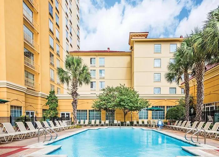 La Quinta Inn & Suites By Wyndham San Antonio Riverwalk