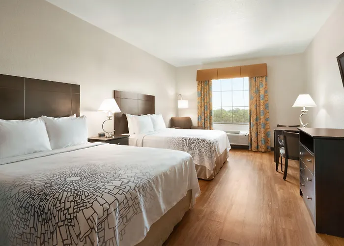 Days Inn & Suites By Wyndham San Antonio Near Frost Bank Center